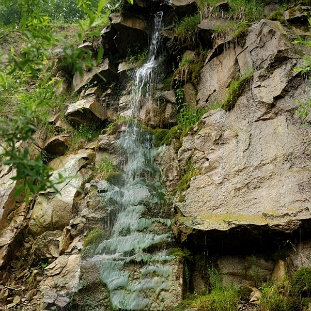 komancza2010b Komańcza, nieistniejący obecnie wodospad w nieczynnym wówczas kamieniołomie, 2010 (foto: P. Szechyński)
