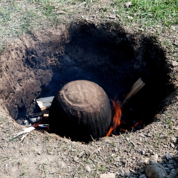 komancza2012a Komańcza, pokazowa produkcja dziegciu, 2012 (foto: P. Szechyński)