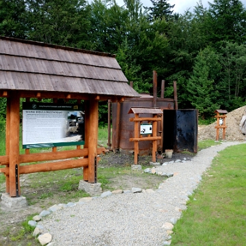 muczne2016b Muczne, retorta i mielerz - atrapa, mini-muzeum wypału węgla, 2016 (foto: P. Szechyński)