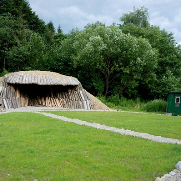 muczne2016c Muczne, mielerz - atrapa i bydynek pracowników wypału, mini-muzeum wypału węgla, 2016 (foto: P. Szechyński)