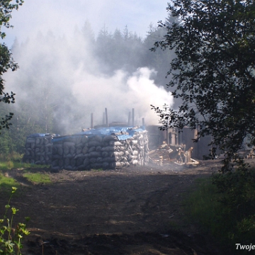 rabe2004b Rabe k.Baligrodu, retorty, wypał węgla, 2004 (foto: P. Szechyński)