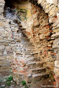 zagorz2010z3 Zagórz, ruiny klasztoru, schody, 2010 (foto: P. Szechyński)