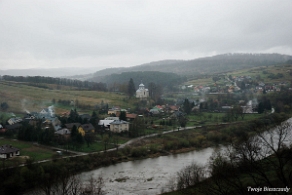 zagorz2014n Zagórz, ruiny klasztoru, widok z wieży na Osławę i cerkiew w Wielopolu, 2014 (foto: P. Szechyński)