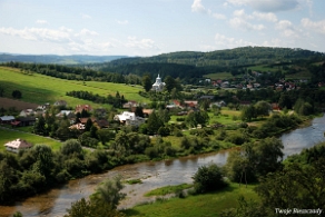 zagorz2017h Zagórz, ruiny klasztoru, widok z wieży na Osławę i cerkiew w Wielopolu, 2017 (foto: P. Szechyński)