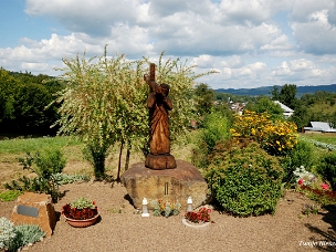 Droga krzyżowa w Zagórzu po drodze do zagórskiego klasztoru. Jest to unikatowe przedsięwzięcie odzwierciedlające różne trendy artystyczne, obecne...