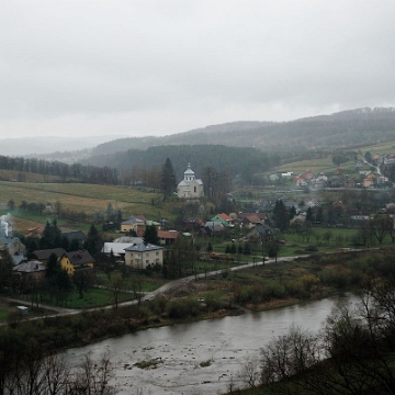 zagorz2014n Zagórz, ruiny klasztoru, widok z wieży na Osławę i cerkiew w Wielopolu, 2014 (foto: P. Szechyński)