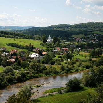 zagorz2017h Zagórz, ruiny klasztoru, widok z wieży na Osławę i cerkiew w Wielopolu, 2017 (foto: P. Szechyński)