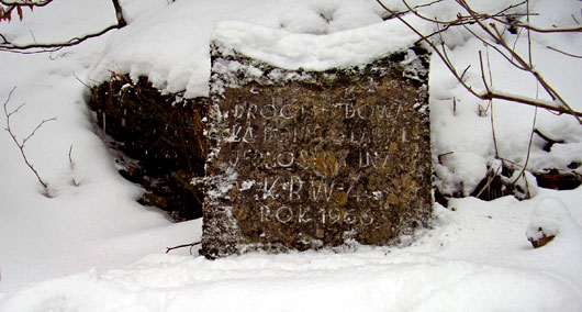 Caryńskie obelisk przy drodze