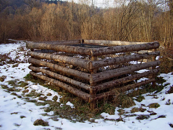 Jeden z kopców dla węża eskulapa w dolinie Sanu