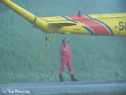 GOPR - Pilot zabezpiecza miejsce lądowiska