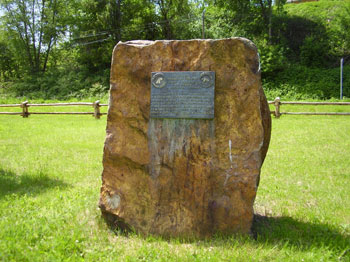 obelisk, upamiętniający sprowadzenie pierwszych żubrów w Bieszczady