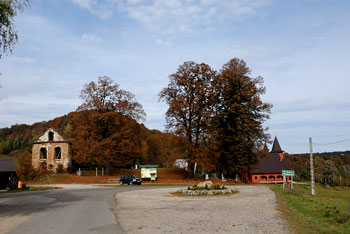 Początek trasy przy dzwonnicy w Terce