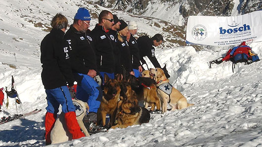 Wspólne zdjęcie przewodników psów na lodowcu Kaunertal