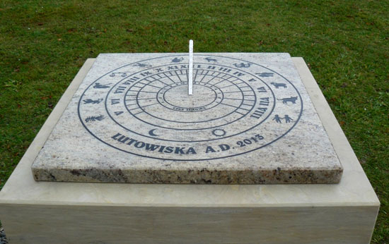 Zegar słoneczny w Lutowiskach