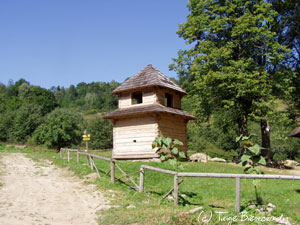 Zrekonstruowana dzwonnica w Łopience