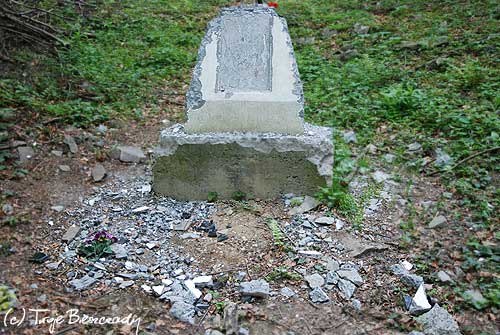 Zniszczony obelisk UPA