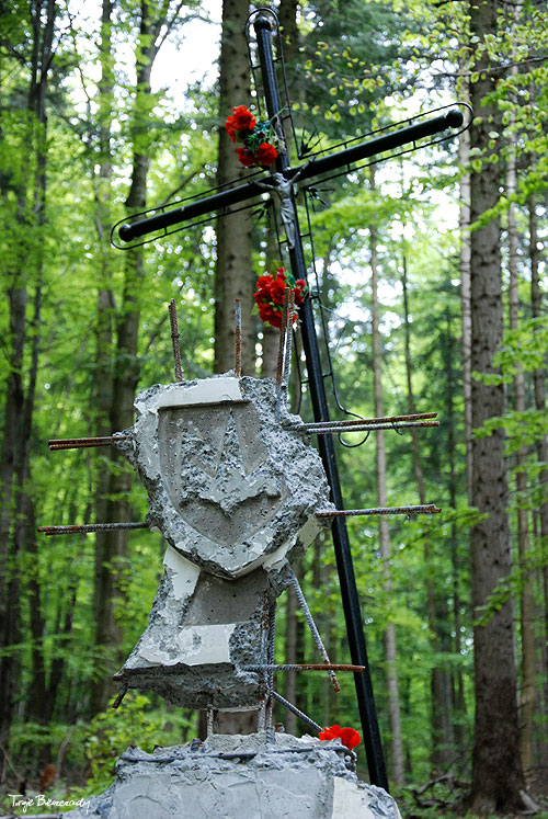 Zniszczony obelisk UPA