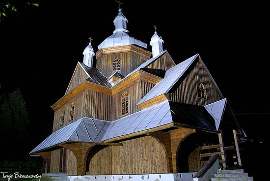 Cerkiew w Hoszowie nocą