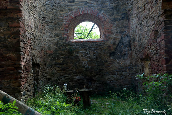 Ruiny cerkwi w Krywem latem 2016