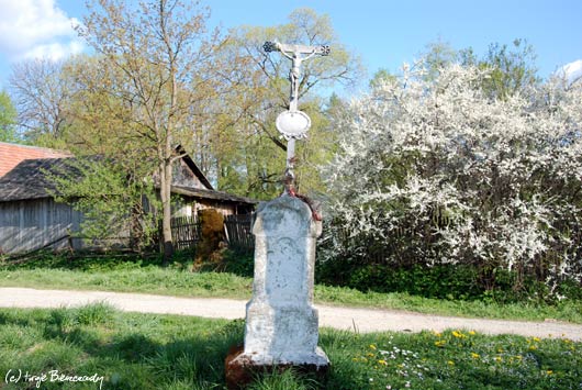 Krzyż przydrożny i dróżka do cerkwi w Michniowcu