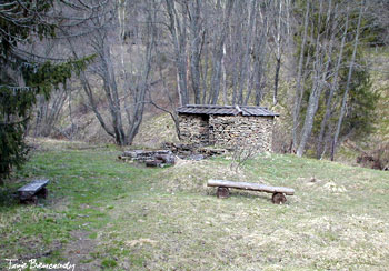 Sianki - grób hrabiny i miejsce po cerkwi w roku 2002