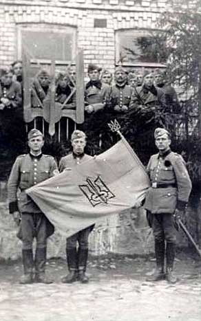 Żołnierze formacji ukraińskiej w mundurach wzoru niemieckiego