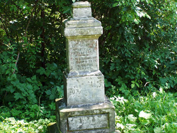 Jeden z nagrobków na cmentarzu w Chmielu
