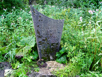 Zatwarnica - obelisk upamiętniający wykonanie drogi