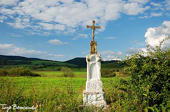 Jeden z krzyży przydrożnych przy drodze do Bystrego